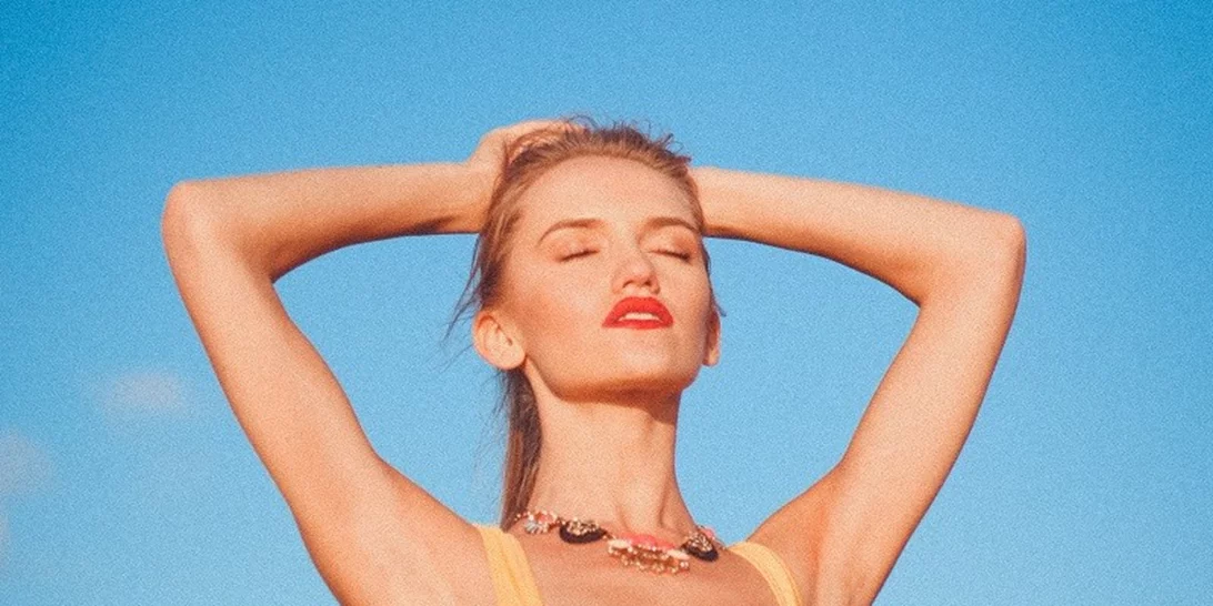 Οι γρήγορες καλοκαιρινές συμβουλές ομορφιάς για αψεγάδιαστο σώμα