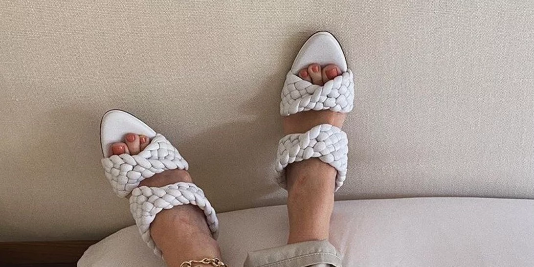 Έχεις ραντεβού για πεντικιούρ; Αυτό είναι το χρώμα που επιλέγουν όλα τα fashion girls για τα πέδιλά τους