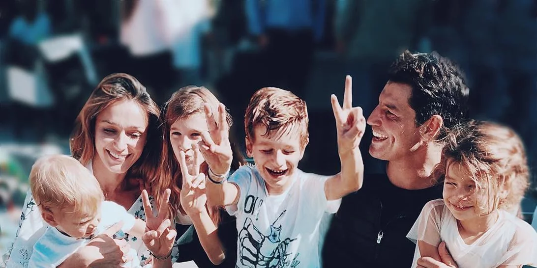 Μάθαμε γιατί ο Σάκης Ρουβάς έχει δώσει σε όλα τα παιδιά του ονόματα από άλφα