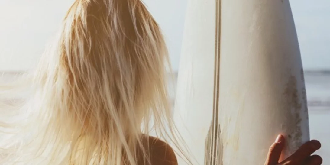 Οδηγός περιποίησης για βαμμένα μαλλιά το καλοκαίρι