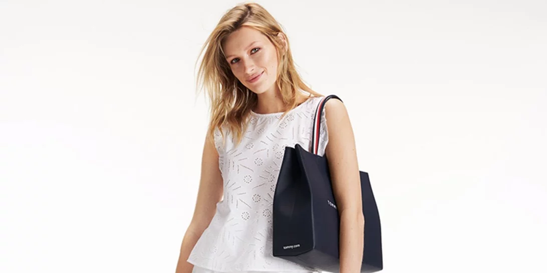 Τσάντες και παπούτσια κλέβουν την παράσταση στην καλοκαιρινή Tommy Hilfiger συλλογή
