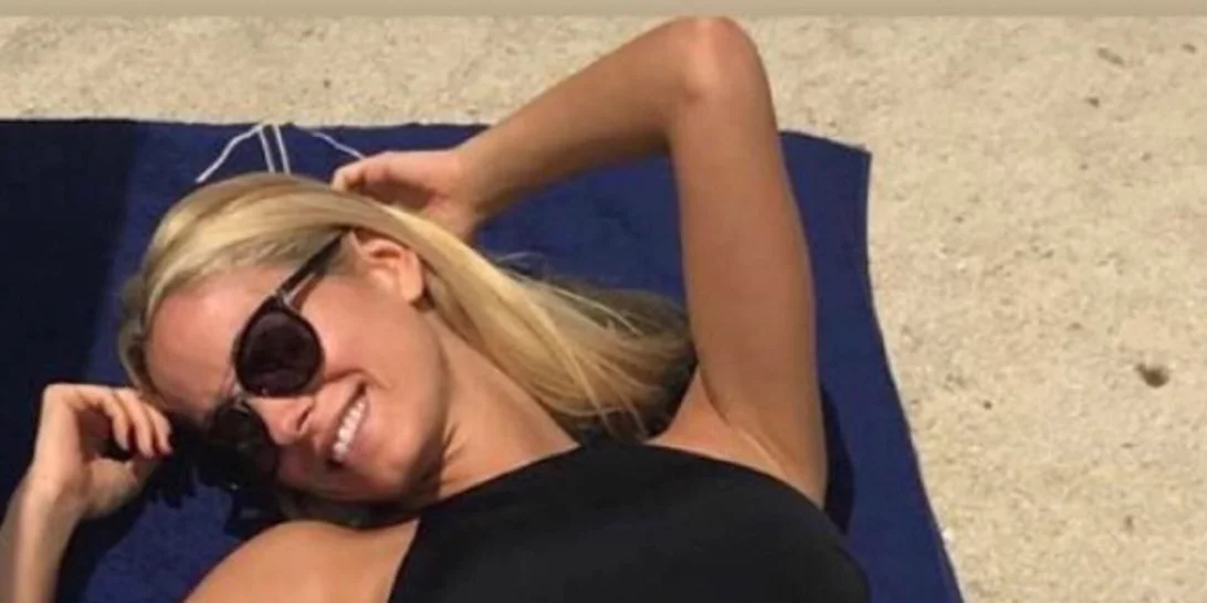 Δούκισσα Νομικού | Η φωτογραφία με μαύρο μπικίνι από την παραλία