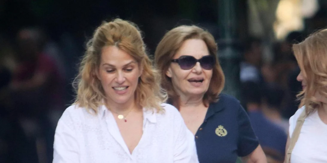 Τζένη Μπότση | Το λευκό αέρινο φόρεμα που επέλεξε στη βόλτα με τη μητέρα και την κόρη της