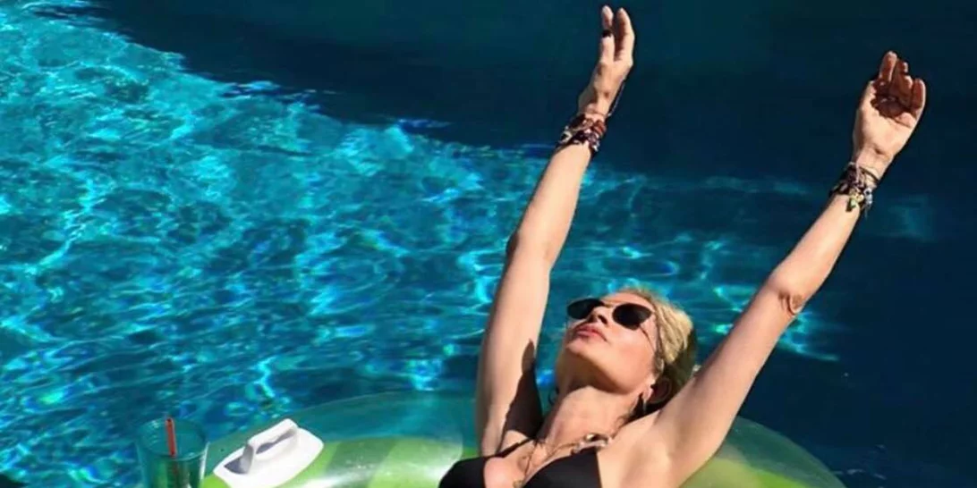 #body_goals | Η Άννα Βίσση φωτογραφίζεται με λιτό μαύρο μπικίνι στα 62 της χρόνια