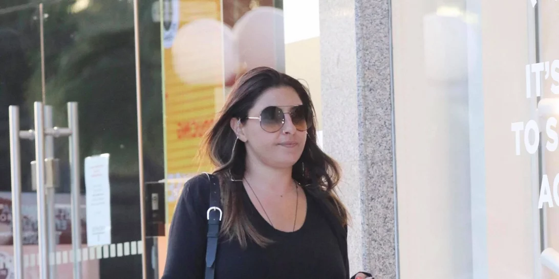 Super ανανεωμένη η Έλενα Παπαρίζου με mini τζιν σορτσάκι στα νότια προάστια