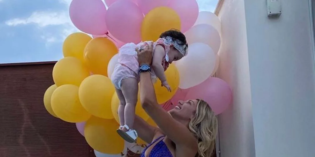 Περήφανη νονά η Κωνσταντίνα Σπυροπούλου | Το maxi φόρεμα που επέλεξε στο πάρτι της βαφτιστήρας της