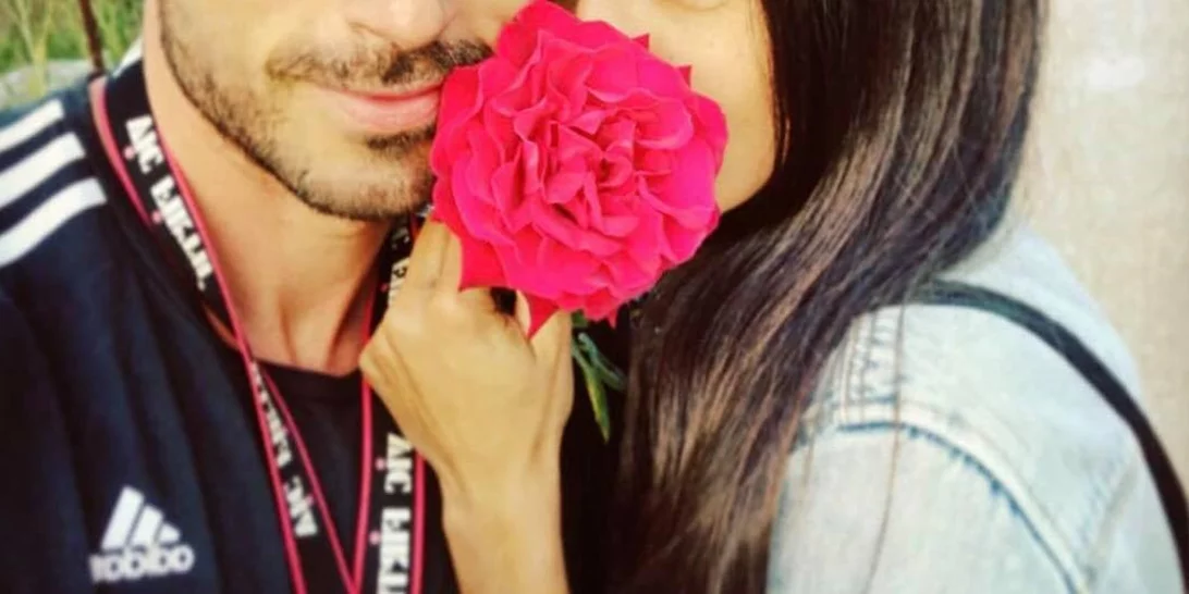 Γνωστή Ελληνίδα παρουσιάστρια δοκιμάζει κουφέτα για τον γάμο της (pics)