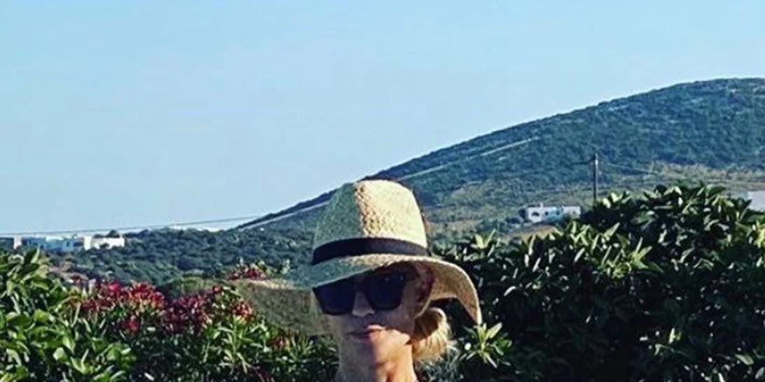 Μαρία Μπακοδήμου | Το καλλίγραμμο σώμα που διαθέτει στα 55 της χρόνια και το ψηλόμεσο μαγιό που επέλεξε