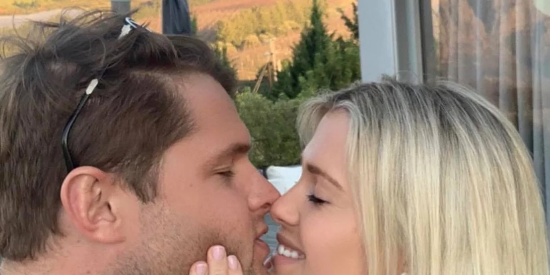 Πριγκίπισσα Diana | Η πανέμορφη ανιψιά της, Amelia Spencer ανεβαίνει τα σκαλιά της εκκλησίας (pics)