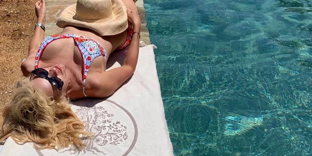 Sunkissed | Η νέα φωτογραφία της Ελένης Μενεγάκη με μπικίνι και το δίλημμα