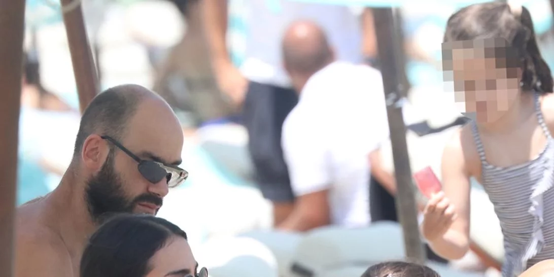 Ολυμπία Χοψονίδου-Βασίλης Σπανούλης | Οι οικογενειακές στιγμές και οι βουτιές στην πισίνα