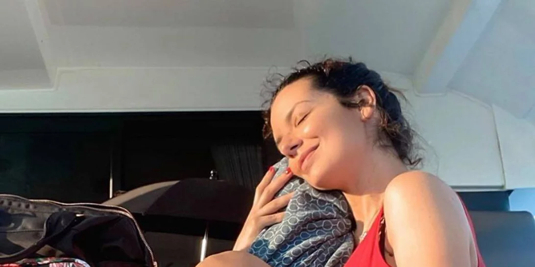 Νικολέττα Ράλλη | Το κόκκινο maxi φόρεμα που επέλεξε στην πρώτη βόλτα με τη νεογέννητη κόρη της