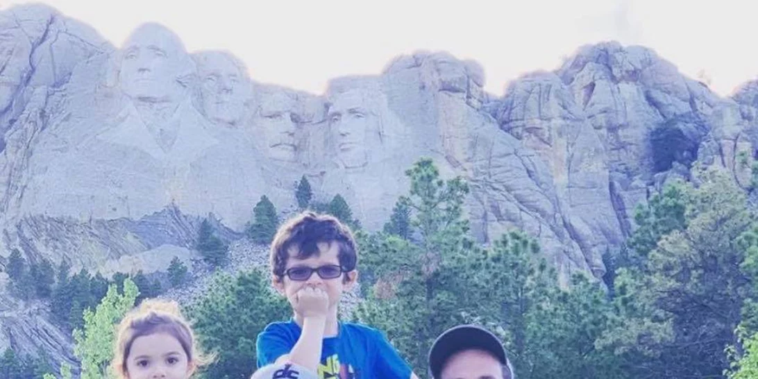 Καλομοίρα Σαράντη – Γιώργος Μπούσαλης | Φωτογραφίες από το παραδοσιακό σπίτι της οικογένειας στην Αμερική