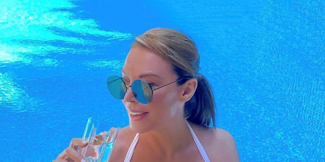 Τατιάνα Στεφανίδου | Με λευκό μπικίνι που ανέδειξε το ντεκολτέ της ποζάρει στην πισίνα