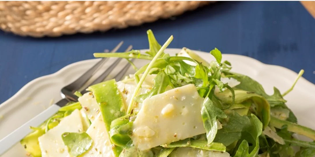 Χωρίς μαγείρεμα: Σαλάτα με κολοκυθάκια, ρόκα και παρμεζάνα