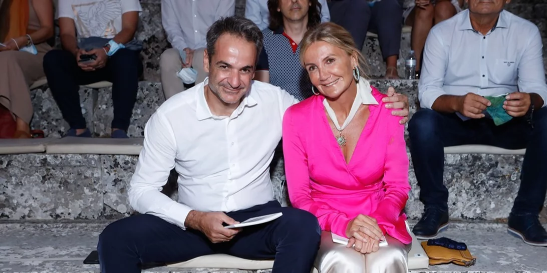 Μαρέβα Γκραμπόφσκι - Μητσοτάκη | Η κομψή εμφάνιση στο πλευρό του συζύγου της στην Επίδαυρο