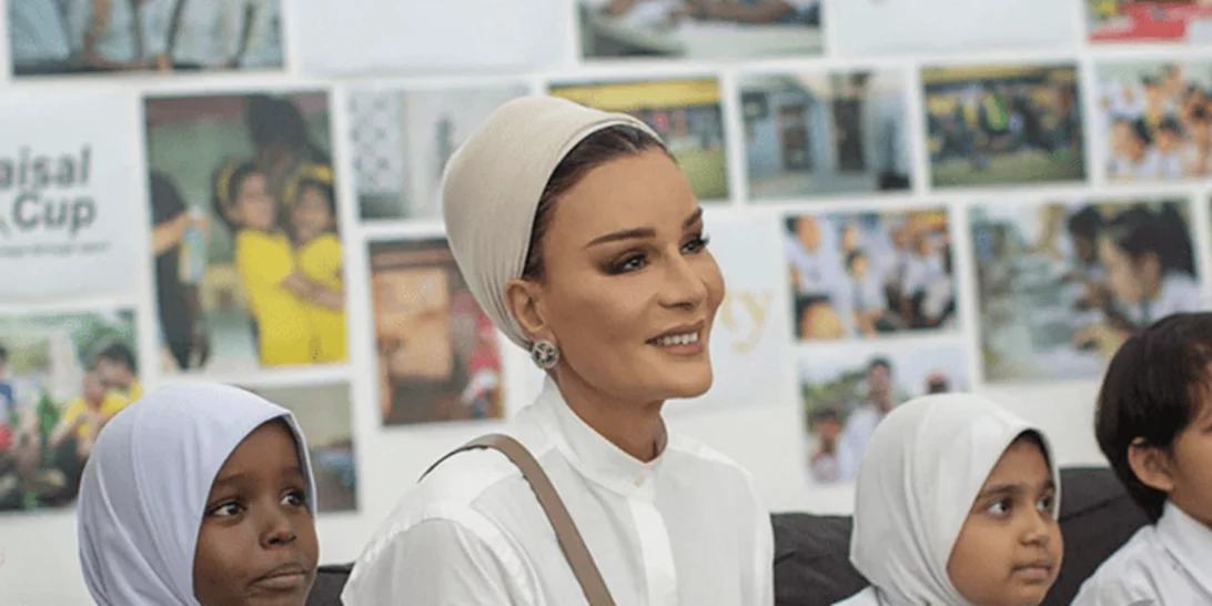 Η καλλονή σύζυγος του Εμίρη του Κατάρ - Κανείς δε μπορεί να μαντέψει την ηλικία της