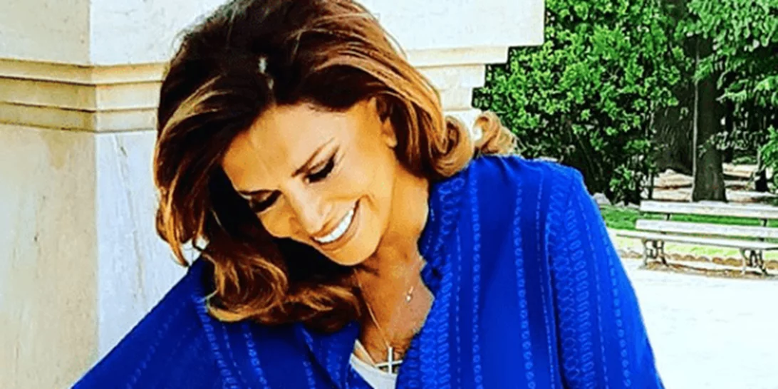 H Mιμή Ντενίση ποζάρει με μαγιό στις καλοκαιρινές της διακοπές και εντυπωσιάζει