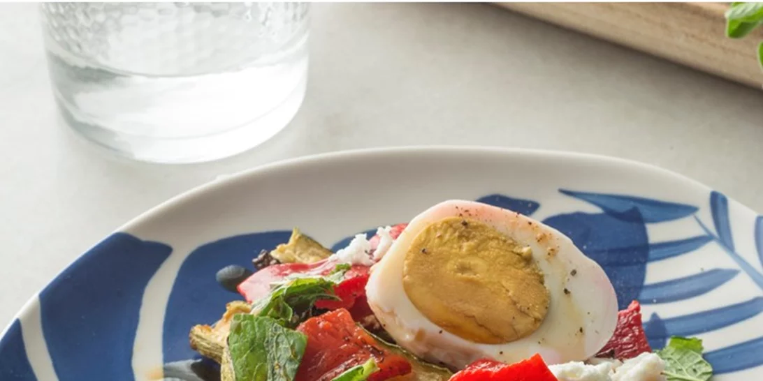 Ψητά λαχανικά με δυόσμο, φέτα και αυγό