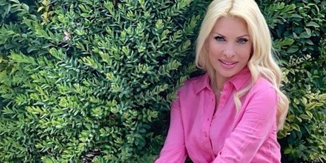 Eλένη Μενεγάκη | Με αξεσουάρ της κόρης της στην τοποθεσία Άνδρος