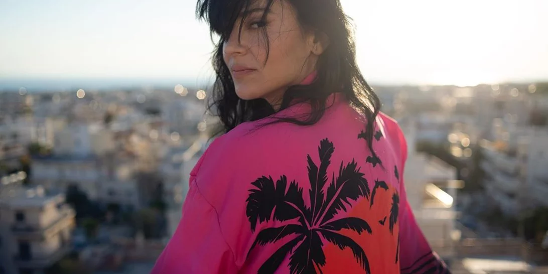 Η Ζενεβιέβ Μαζαρί με το μαγιό που είναι η πιο hot τάση του καλοκαιριού - Ολόσωμο από το Oysho