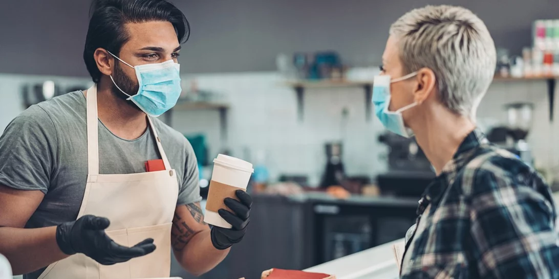 Τέλος στο όριο των έξι ατόμων ανά τραπέζι σε καφέ και εστιατόρια