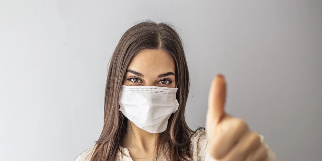 Προστατευτική μάσκα προσώπου το καλοκαίρι: Πώς θα αποτρέψεις την ακμή που μπορεί να προκαλέσει;