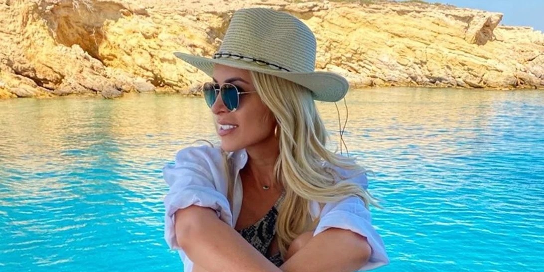 Στις Κυκλάδες με τον Φίλιππο Τσαγκρίδη η Κατερίνα Καινούργιου | Τα boho looks που επέλεξε