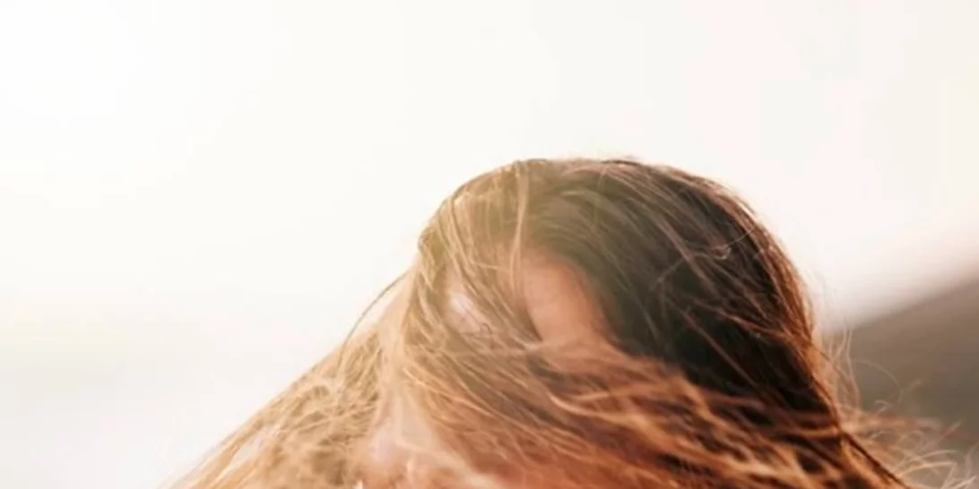 Τα 10 χειρότερα πράγματα που κάνεις στα μαλλιά σου
