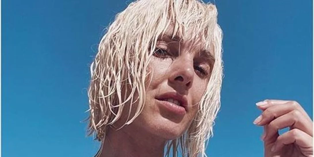 Με το πιο ωραίο ολόσωμο μαγιό σε ερημική παραλία | Η Τάμτα μάς θύμισε κάτι από τα 90s