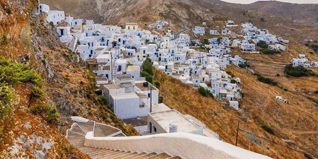 Στην εκρηκτική Σέριφο | Η άγρια ομορφιά των μεταλλείων συνομιλεί με την κυκλαδίτικη αρχιτεκτονική