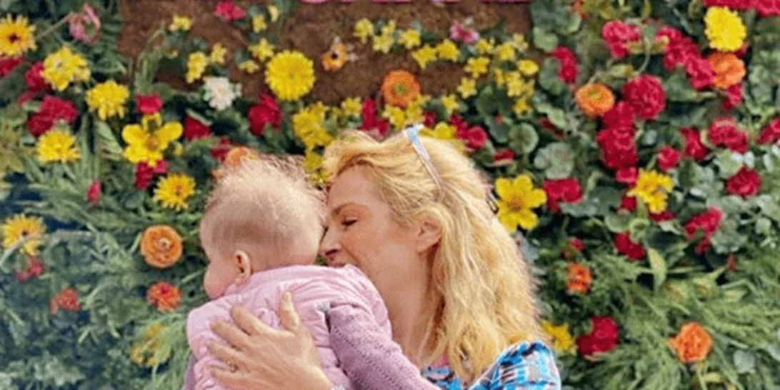 Τζένη Μπότση | Ποζάρει με μαγιό και μαζί με την κόρη της στην παραλία