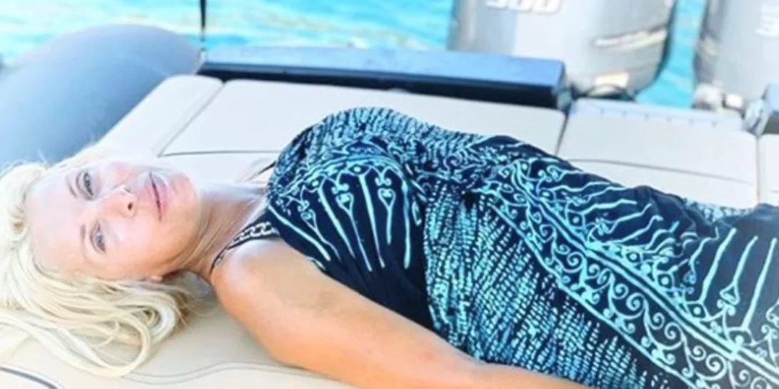 Ελένη Μενεγάκη | Χαλαρώνει πάνω σε πολυτελές σκάφος με μαγιό και παρεό (pic)