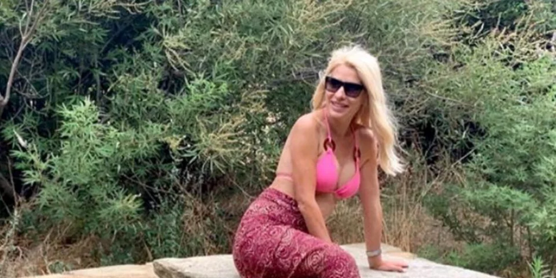 Ελένη Μενεγάκη | Η επιστροφή στην Άνδρο και οι φωτογραφίες από τον κήπο της με ροζ μπικίνι
