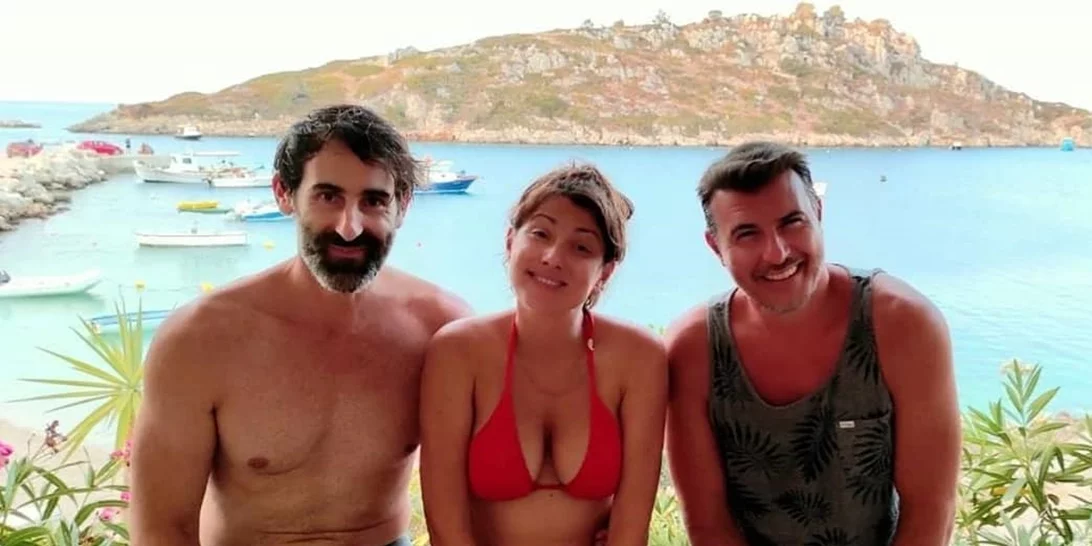 Κλέλια Ρένεση | Το κόκκινο μπικίνι που επέλεξε στο reunion με τους φίλους της