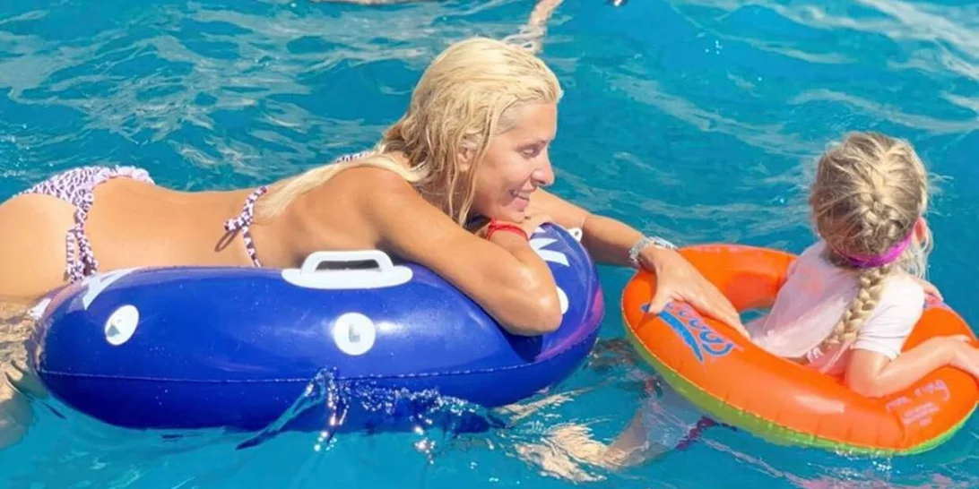 Ελένη Μενεγάκη | Φωτογραφίζει τη μικρότερη κόρη της, Μαρίνα, στην παραλία