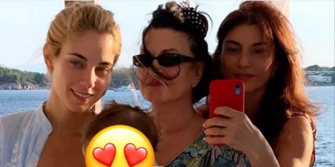 «Τέσσερις γενιές» | Η Δούκισσα Νομικού φωτογραφίζεται με τη 10 μηνών κόρη της, τη μητέρα και τη γιαγιά της