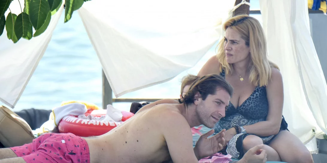 Τζένη Μπότση | Για μπάνιο με τον Αλέξανδρο Μιχαλά και την κατάξανθη κόρη τους με animal print μαγιό