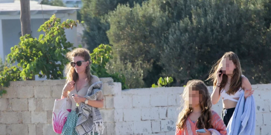 Κιμ Κίλιαν | Με mini πουά φούστα σε σπάνια εμφάνιση με τις δύο κόρες της, Σιένα και Σάντυ