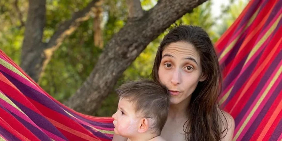 Φωτεινή Αθερίδου | Ποζάρει με μπικίνι 10 μήνες μετά τη γέννα αγκαλιά με τον γιο της