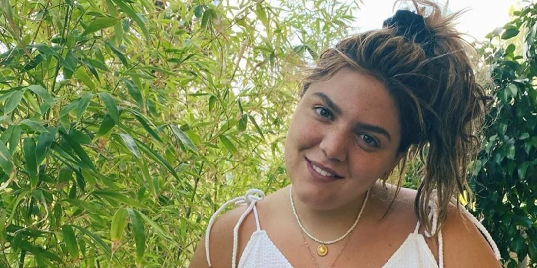 Island look | Η Δανάη Μπάρκα με λευκό μίνι σορτσάκι στη Σέριφο