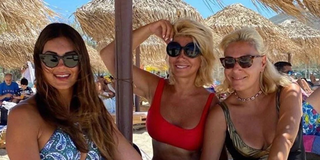 Σταματίνα Τσιμτσιλή | Η νέα φωτογραφία με μπικίνι και η συνάντηση με γνωστές δημοσιογράφους στην Πάρο