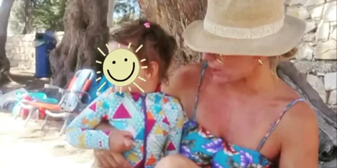 H Ελεονώρα Μελέτη φωτογραφίζεται με την κόρη της | Tα γαλαζοπράσινα μάτια, τα machy machy μαγιό και τα τρυφερά λόγια