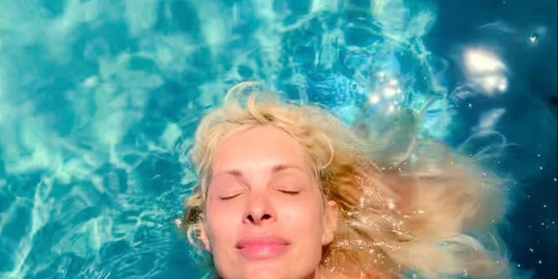 «Οι πρωινές βουτιές είναι οι καλύτερες» | Η νέα φωτογραφία της Ελένης Μενεγάκη χωρίς μακιγιάζ