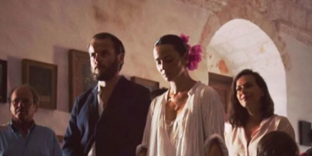 Ζενεβιέβ Μαζαρί - Βασίλης Καρύδης | Σπάνια αδημοσίευτα πλάνα από τον γάμο τους: Το boho νυφικό και το beauty look της