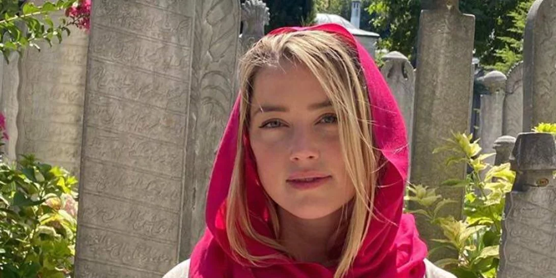 Amber Heard | Η εμφάνισή της χωρίς στηθόδεσμο σε τζαμί στην Τουρκία που προκάλεσε αντιδράσεις (pics)