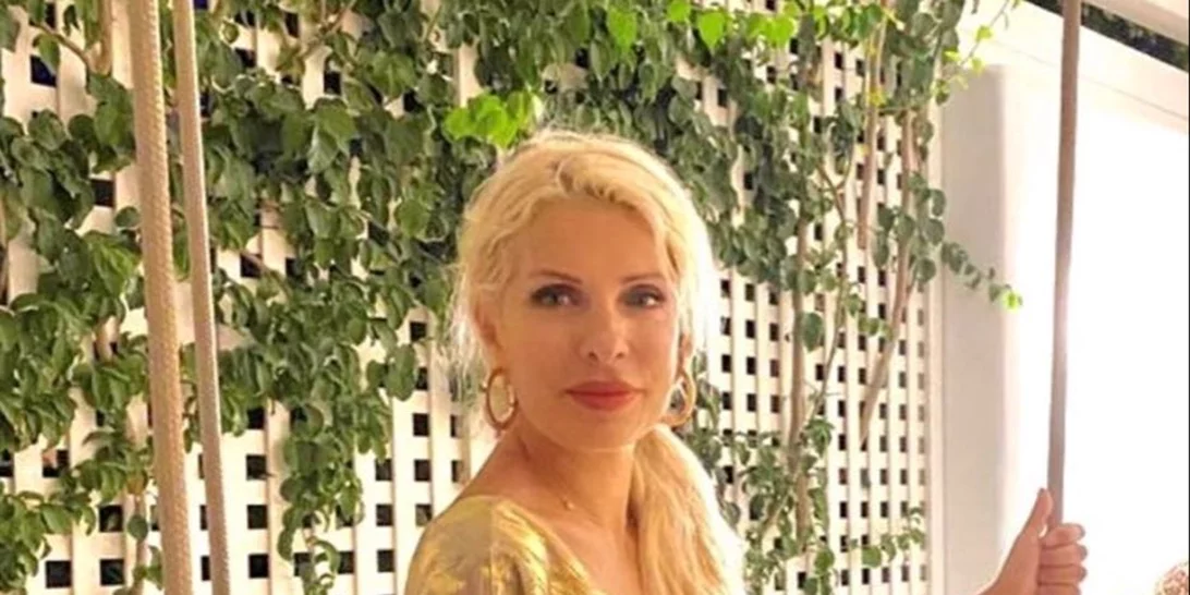 Ελένη Μενεγάκη | Η νέα φωτογραφία από τη Νάξο με κίτρινο maxi φόρεμα που μόλις ανέβασε