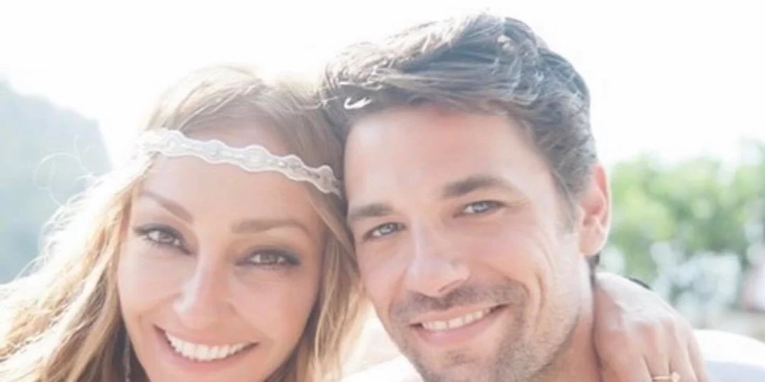 Ρούλα Ρέβη | Φωτογραφίζει γυμνό τον Αποστόλη Τότσικα στην παραλία