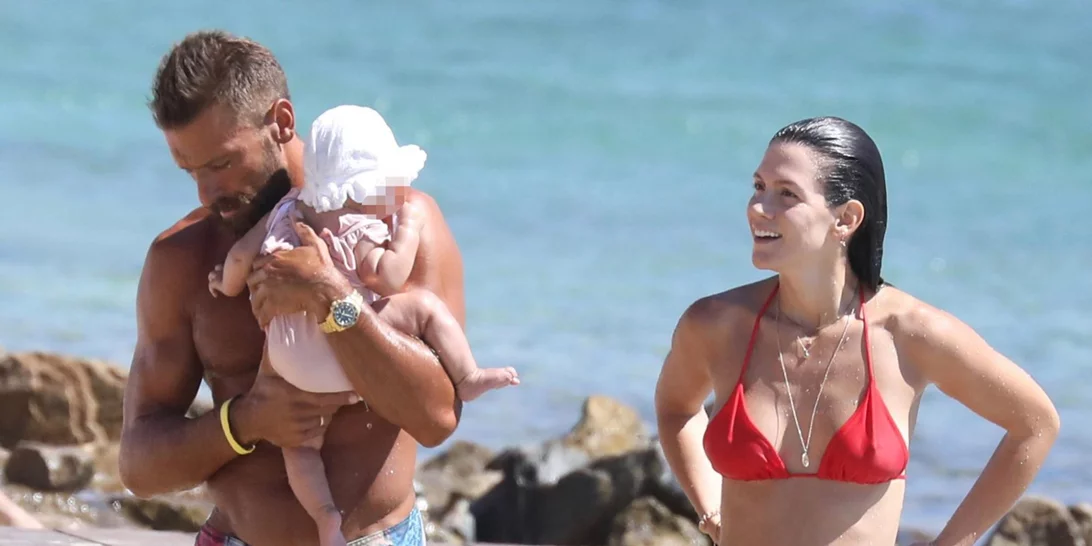 Νίκη Θωμοπούλου | Το κόκκινο μπικίνι που φόρεσε στη θάλασσα με τον Γιάννη Μαρακάκη και τη νεογέννητη κόρη τους