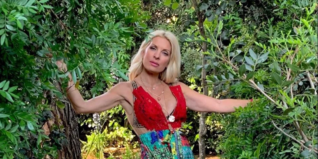 «Ευτυχισμένος είναι ο άνθρωπος που ξέρει τι να θυμάται από το παρελθόν...» | Η νέα φωτογραφία της Ελένης Μενεγάκη με maxi καλοκαιρινό φόρεμα